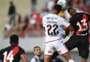 Em jogo marcado por polêmicas de arbitragem, Flamengo vence Atlético-GO com gol de pênalti no fim