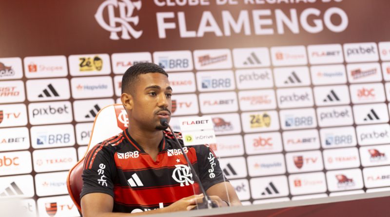Samuel Lino é apresentado e celebra acerto com o Flamengo: ‘Clube gigantesco’