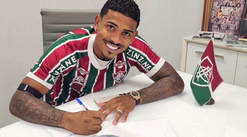 Fluminense renova contrato com John Kennedy