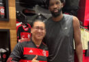 Astro da NBA curte férias no Rio e faz compras em loja do Flamengo
