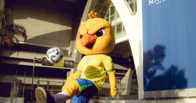 Mascote da Seleção, Canarinho agita pontos turísticos do Rio antes de jogo contra o Chile