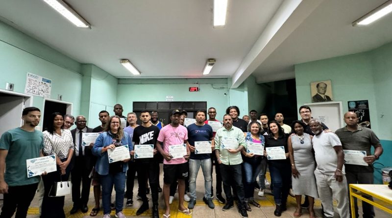 Prefeitura de Três Rios entrega certificados do curso de Operador de Empilhadeira