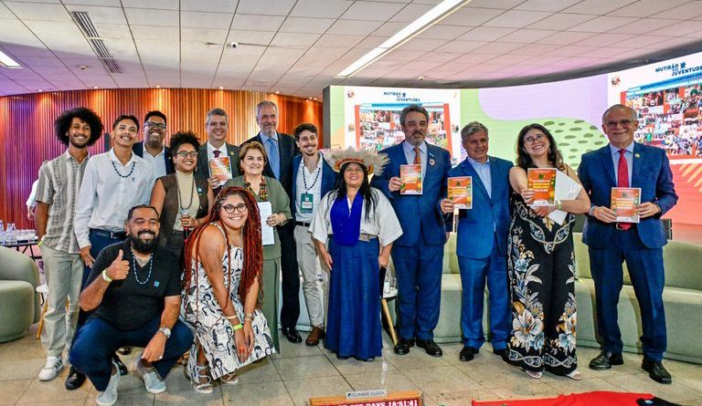 Movimentos de juventude entregam prioridades para a COP 30 à Presidência da Conferência