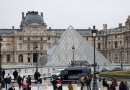 Museu do Louvre, em Paris, tem joias roubadas em assalto inédito e fica fechado