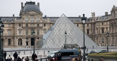 Museu do Louvre, em Paris, tem joias roubadas em assalto inédito e fica fechado