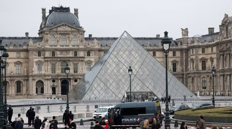 Museu do Louvre, em Paris, tem joias roubadas em assalto inédito e fica fechado