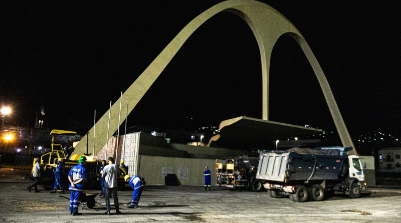 Novo asfalto começa a ser aplicado na Sapucaí