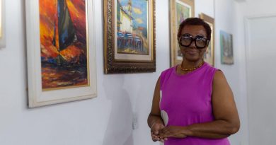 Belford Roxo: Artista plástica Elenira Vasconcelos faz  exposição em homenagem ao Outubro Rosa