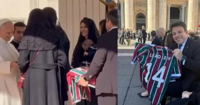 Papa Leão XIV ganha camisa do Fluminense de presente no Vaticano