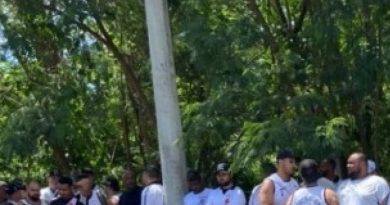 Torcedores do Vasco protestam em frente a CT depois de cinco derrotas seguidas