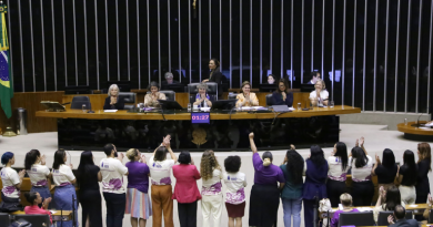 Ligue 180: sessão na Câmara Federal celebra os 20 anos da central de atendimento à mulher