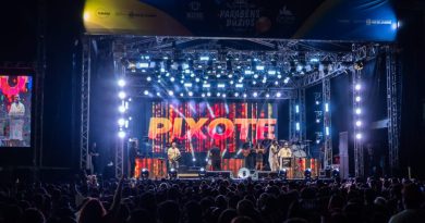 Pixote leva milhares de pessoas à Praça da Tia Uia em noite de pagode pelos 30 anos de Búzios
