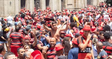 Multidão faz festa no Centro do Rio para celebrar tetra da Libertadores do Flamengo