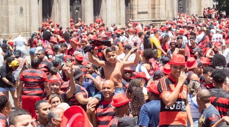 Multidão faz festa no Centro do Rio para celebrar tetra da Libertadores do Flamengo