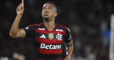 Em temporada de oscilações no Flamengo, Samuel Lino brilha em jogo que valeu o título do Brasileirão