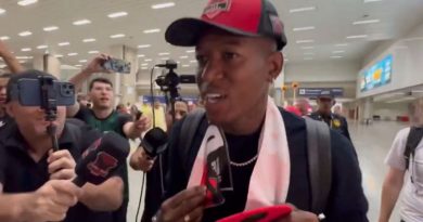 Vitão desembarca no Rio para assinar com o Flamengo: ‘Muito feliz’