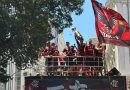 Multidão faz festa no Centro do Rio para celebrar tetra da Libertadores do Flamengo