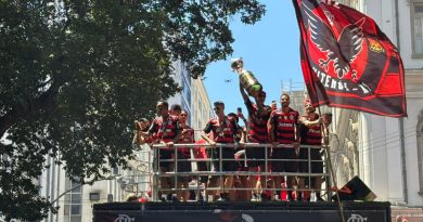 Multidão faz festa no Centro do Rio para celebrar tetra da Libertadores do Flamengo