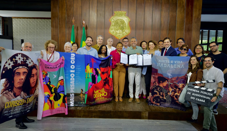 Ao lado do governador do Ceará, ministra participa da entrega do PL que cria a empresa pública de audiovisual do estado