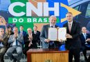 “É dinheiro que vai sobrar para levar mais comida para casa”, diz Lula durante anúncio da nova CNH do Brasil