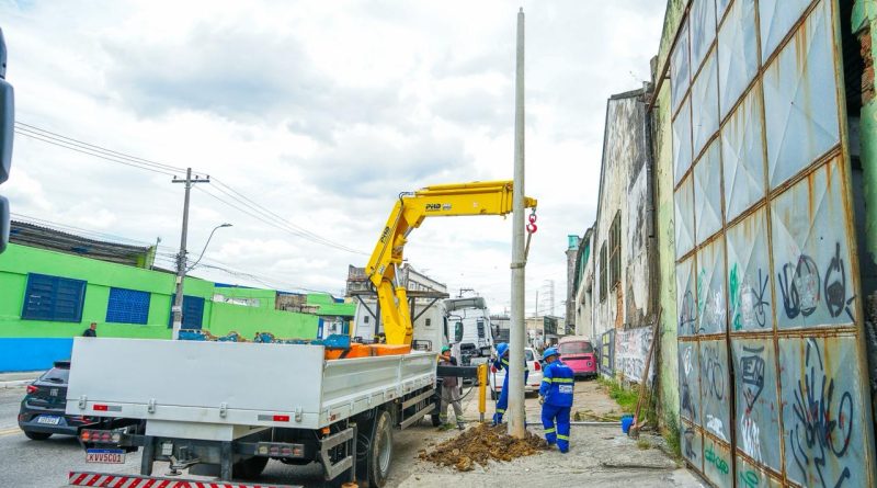 Prefeitura de Meriti reforça iluminação na Rua do Trevo e amplia segurança viária