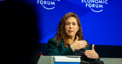 Brasil voltou a crescer com qualidade e inclusão social, destaca ministra Esther Dweck, em Davos