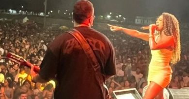 Multidão acompanha apresentação de Marvvila no Farol de São Tomé