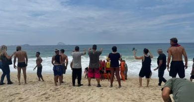 Asa delta com duas pessoas cai na Praia de São Conrado; bombeiros socorrem vítimas