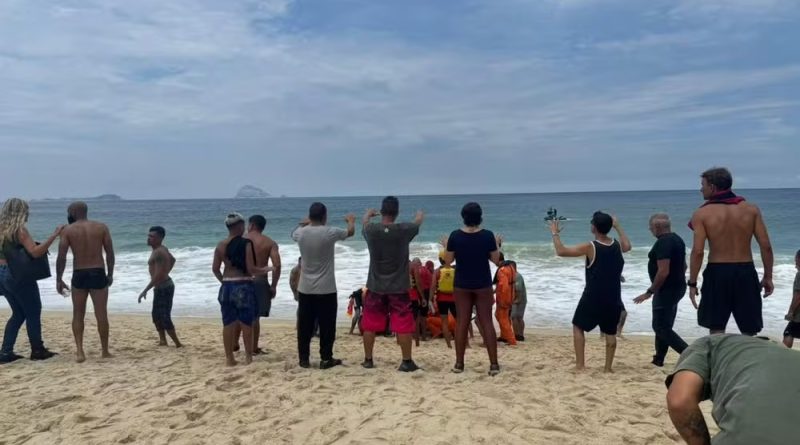 Asa delta com duas pessoas cai na Praia de São Conrado; bombeiros socorrem vítimas