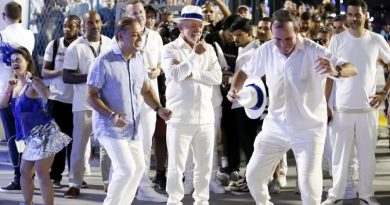 Após homenagem criticada pela oposição, Lula posta foto com todas as escolas na Sapucaí