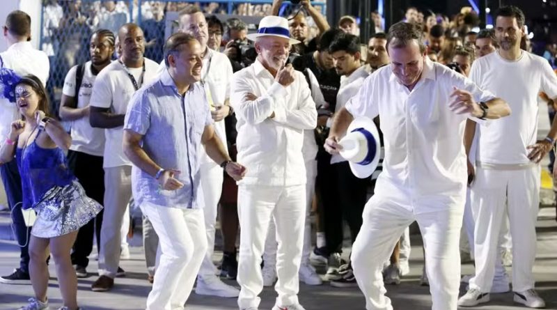 Após homenagem criticada pela oposição, Lula posta foto com todas as escolas na Sapucaí