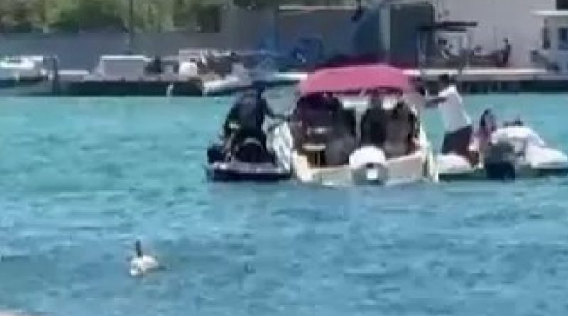 Lancha afunda em frente ao Clube Náutico de Cabo Frio e oito pessoas são resgatadas