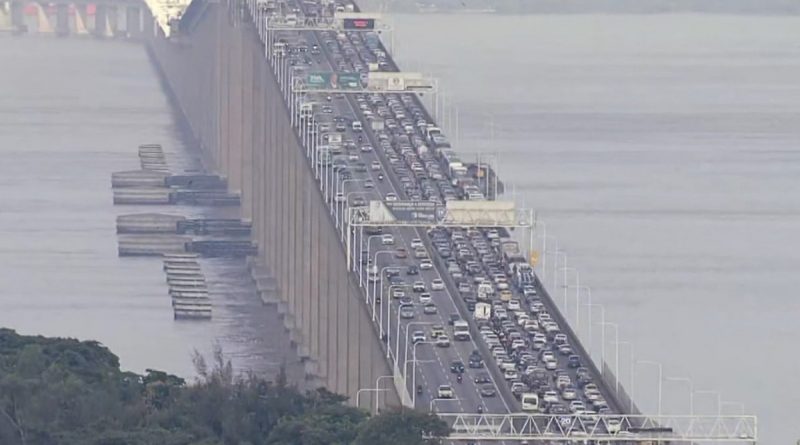 Acidente de moto provoca congestionamento na Ponte Rio-Niterói após Carnaval