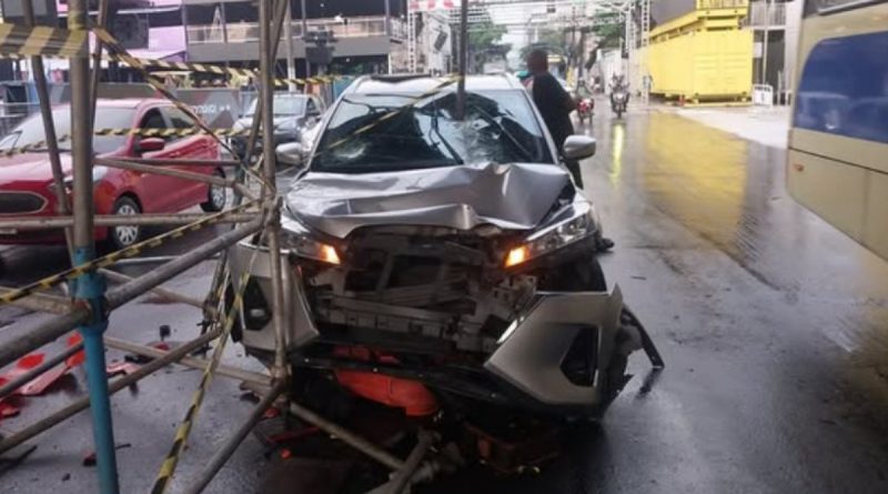 Carro colide com estrutura de andaime na Cidade Nova