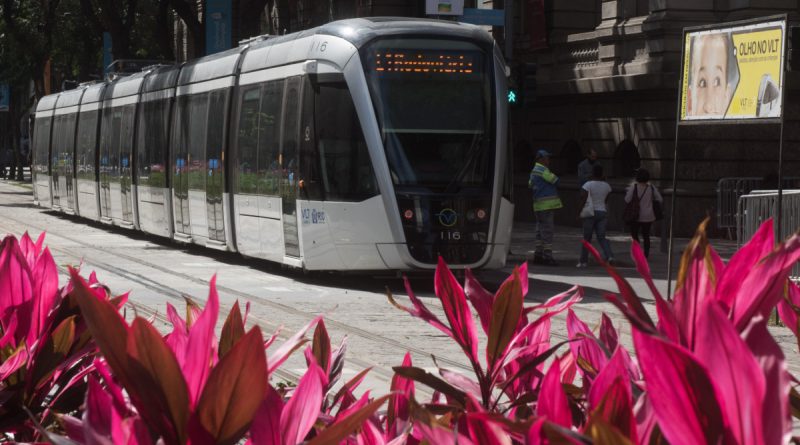 Homem é preso por jogar pedras contra VLT