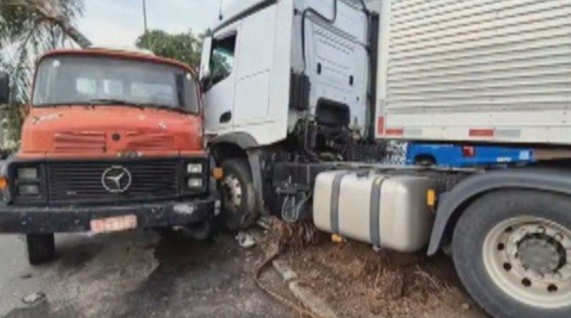 Motorista de caminhão é encontrado baleado depois de acidente na entrada da Ceasa