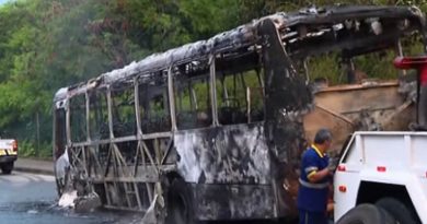 Ônibus pega fogo na Barra da Tijuca