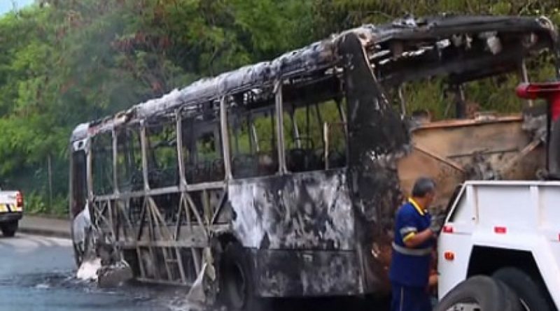 Ônibus pega fogo na Barra da Tijuca