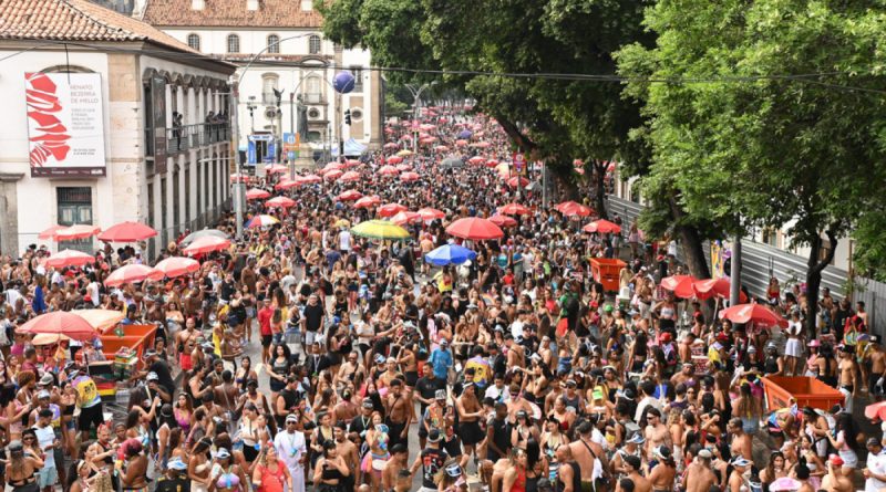 Bloco da Favorita empolga milhares de foliões e famosos ao som de funk