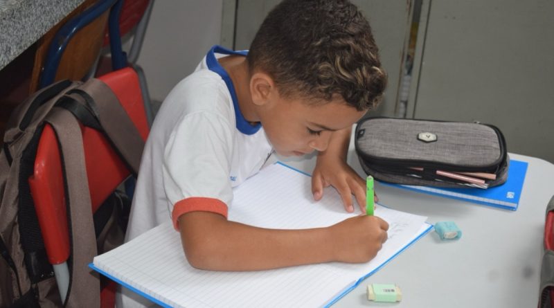 Cordeiro informa reforma de escola e mudança de endereço de creche durante obras de revitalização