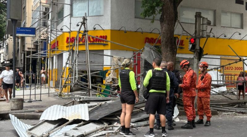 Estrutura de andaime cai em esquina movimentada de Copacabana e mata mulher