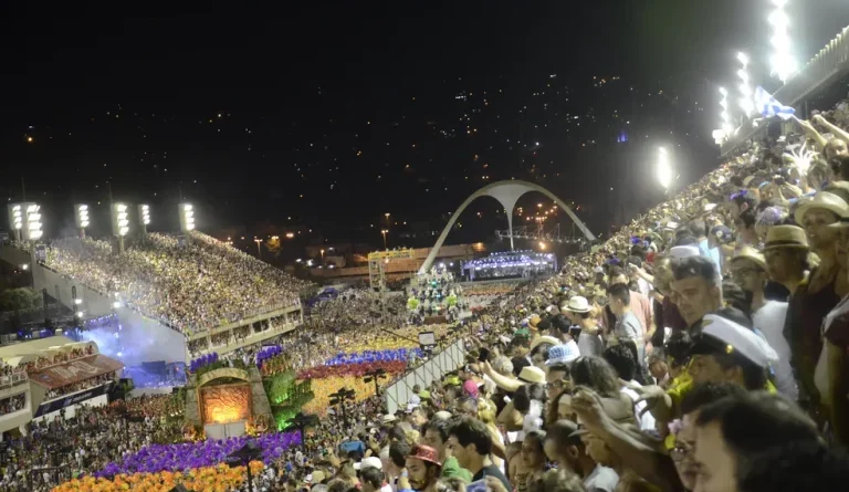 Ingressos populares para os desfiles do Grupo Especial serão vendidos nesta quinta