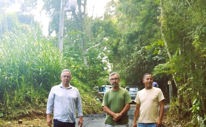 Prefeitura de Teresópolis asfalta rua no Parque do Imbuí