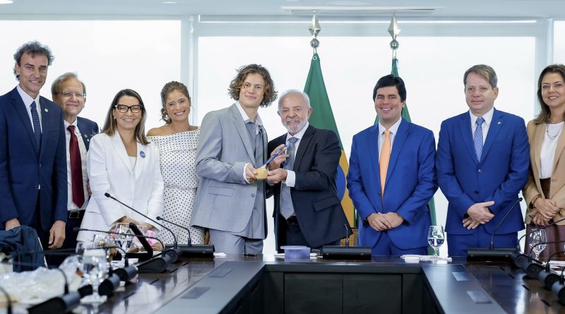 Lula recebe Lucas Pinheiro, medalhista de ouro nos Jogos Olímpicos de Inverno 2026