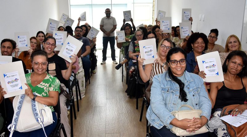 Materiais do PAAIC+ Anos Finais são entregues a diretores da rede municipal de Angra