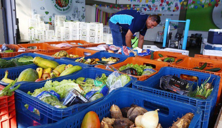 Regulamentação em escolas reduz consumo de ultraprocessados por adolescentes, diz estudo