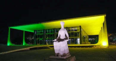 Iluminação do STF em fevereiro destaca campanhas de saúde, direitos e cidadania