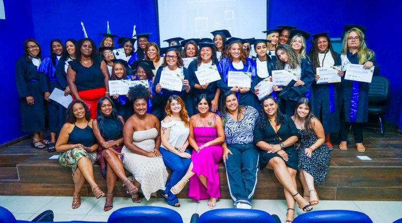 Prefeitura certifica alunas dos cursos do Projeto Movimenta Mulher Meritiense