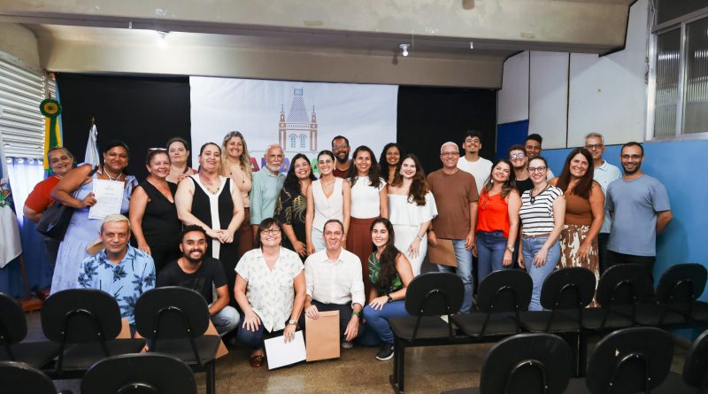 Prefeitura de Paracambi empossa novos profissionais da Educação