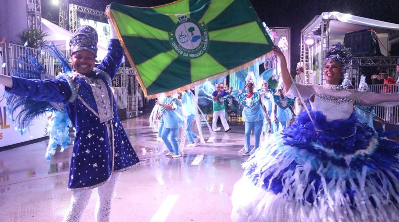 Carnaval de Niterói brilha na estreia da nova passarela mesmo sob chuva
